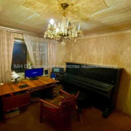 Продам квартиру, Космонавтов ул. , 3 кім., 65 м², советский ремонт