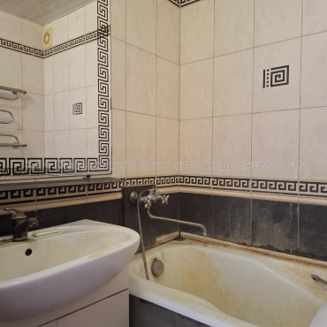 Продам квартиру, Роганская ул. , 2  ком., 50.80 м², капитальный ремонт 