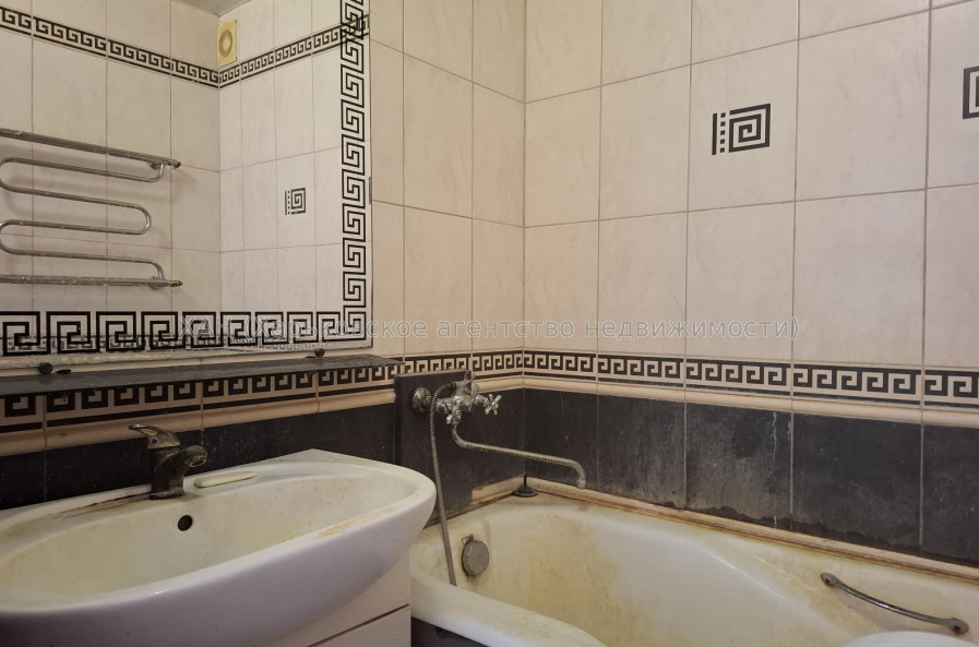 Продам квартиру, Роганская ул. , 2  ком., 50.80 м², капитальный ремонт 