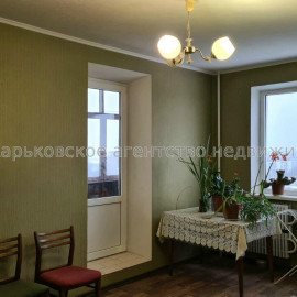 Продам квартиру, Роганская ул. , 2  ком., 50 м², капитальный ремонт