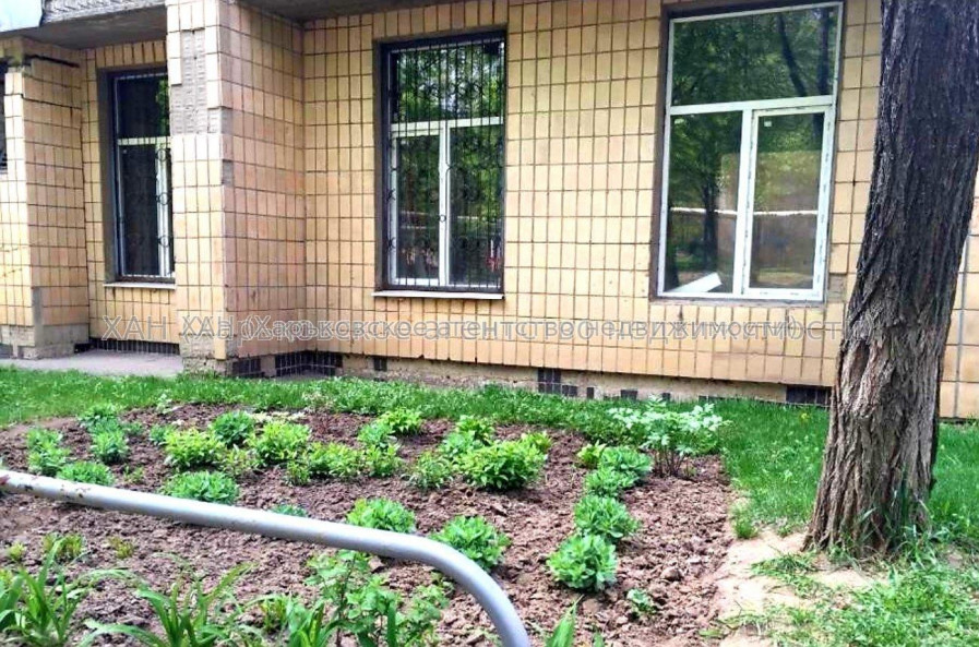 Продам нежилую недвижимость, офис в многоквартирном доме , 1  ком., 162 м², без ремонта 