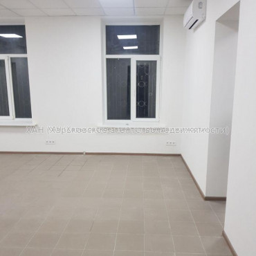 Продам нежилую недвижимость, офис в многоквартирном доме , 1  ком., 162 м², без ремонта 