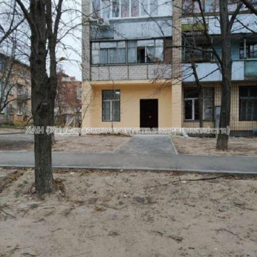 Продам нежилую недвижимость, офис в многоквартирном доме , 1  ком., 162 м², без ремонта 