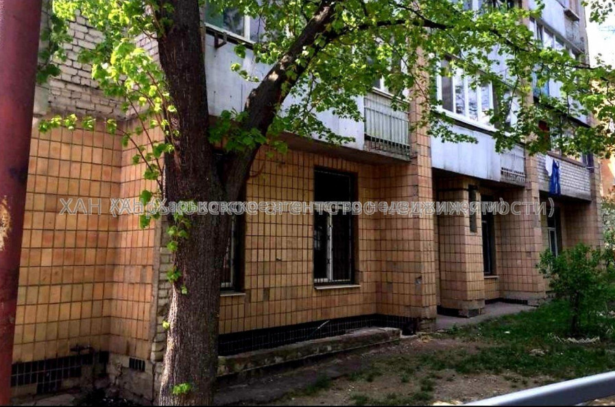 Продам нежилую недвижимость, офис в многоквартирном доме , 1  ком., 162 м², без ремонта 