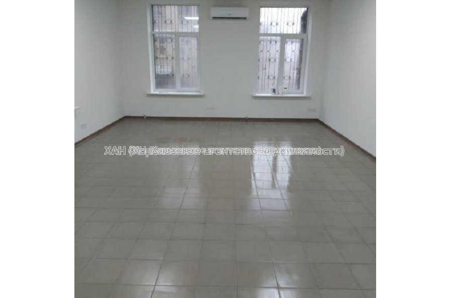 Продам нежилую недвижимость, офис в многоквартирном доме , 1  ком., 162 м², без ремонта 