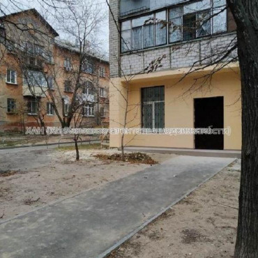 Продам нежилую недвижимость, офис в многоквартирном доме , 1  ком., 162 м², без ремонта 