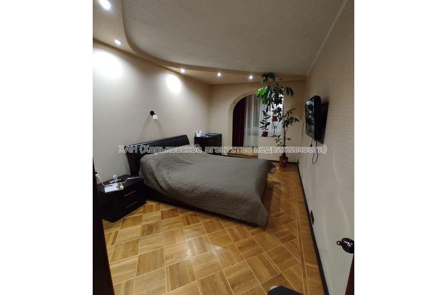 Продам квартиру, Новгородская ул. , 3 кім., 65 м², капитальный ремонт 