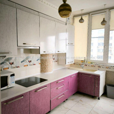 Продам квартиру, Гвардейцев Широнинцев ул. , 4 кім., 100 м², капитальный ремонт 