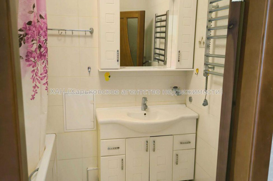 Продам квартиру, Гвардейцев Широнинцев ул. , 4 кім., 100 м², капитальный ремонт 