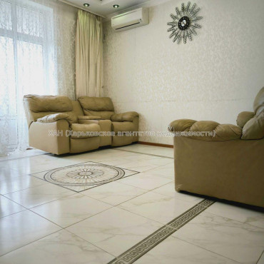 Продам квартиру, Гвардейцев Широнинцев ул. , 4 кім., 100 м², капитальный ремонт 