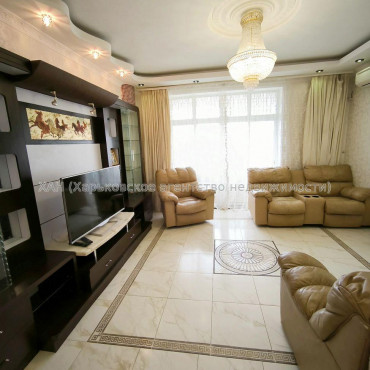 Продам квартиру, Гвардейцев Широнинцев ул. , 4 кім., 100 м², капитальный ремонт 