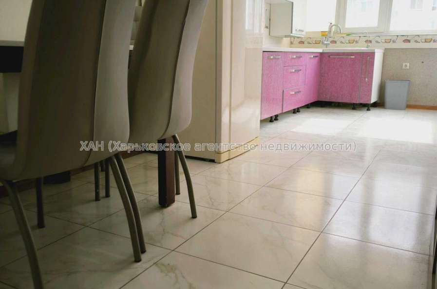 Продам квартиру, Гвардейцев Широнинцев ул. , 4  ком., 100 м², капитальный ремонт 