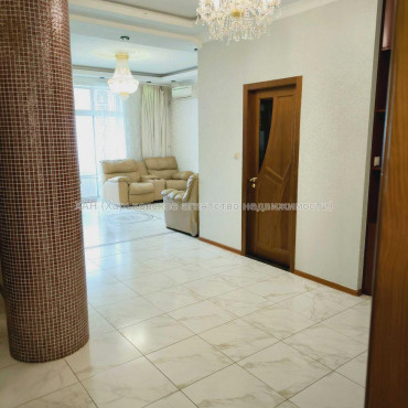 Продам квартиру, Гвардейцев Широнинцев ул. , 4  ком., 100 м², капитальный ремонт 