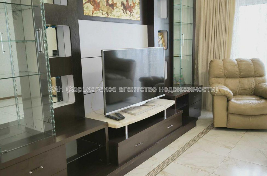 Продам квартиру, Гвардейцев Широнинцев ул. , 4  ком., 100 м², капитальный ремонт 