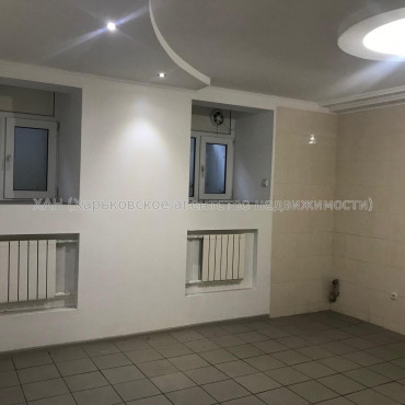 Продам нежилую недвижимость, офис в многоквартирном доме , 1  ком., 177 м², капитальный ремонт 