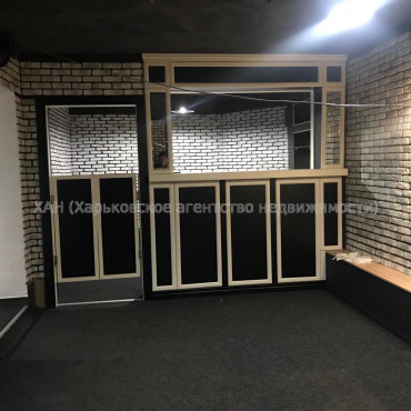 Продам нежилую недвижимость, офис в многоквартирном доме , 1  ком., 177 м², капитальный ремонт 