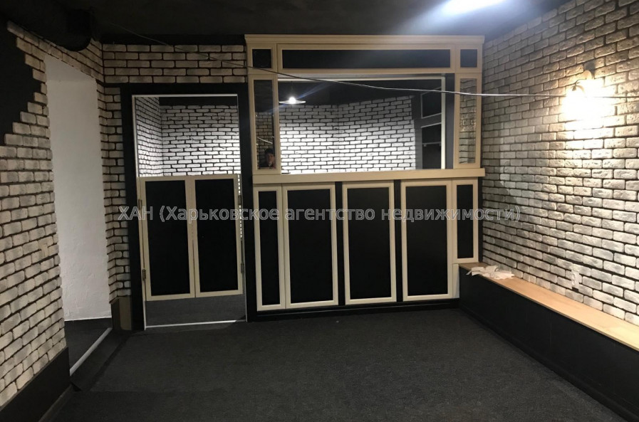 Продам нежилую недвижимость, офис в многоквартирном доме , 1  ком., 177 м², капитальный ремонт 