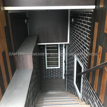 Продам нежилую недвижимость, офис в многоквартирном доме , 1  ком., 177 м², капитальный ремонт 