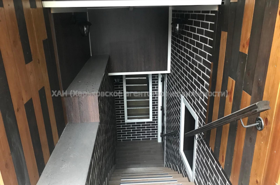 Продам нежилую недвижимость, офис в многоквартирном доме , 1  ком., 177 м², капитальный ремонт 