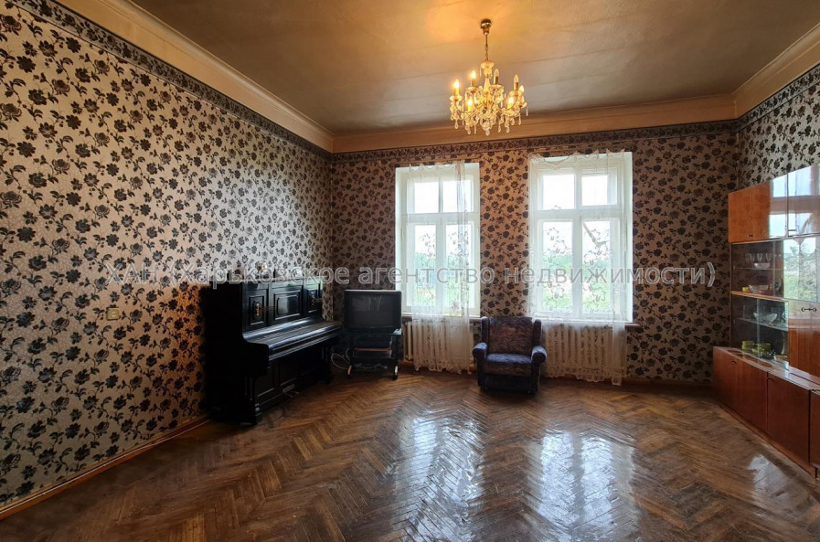 Продам квартиру, Спартака ул. , 4 кім., 105 м², без ремонта 