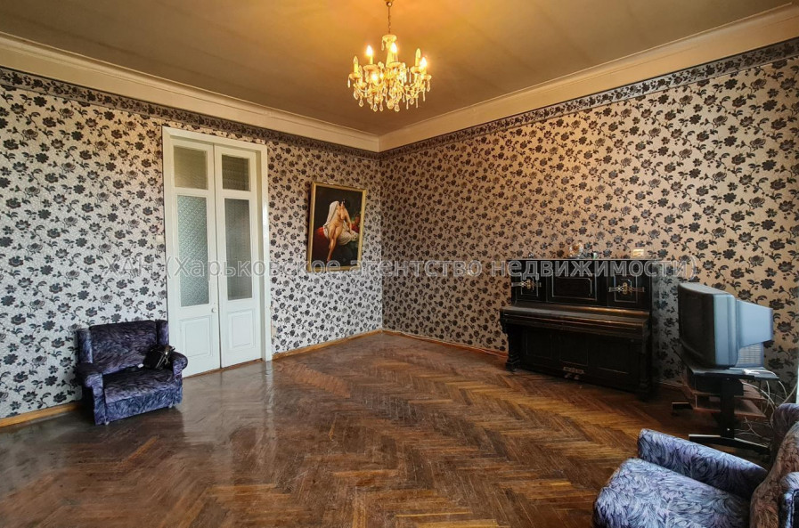 Продам квартиру, Спартака ул. , 4 кім., 105 м², без ремонта 