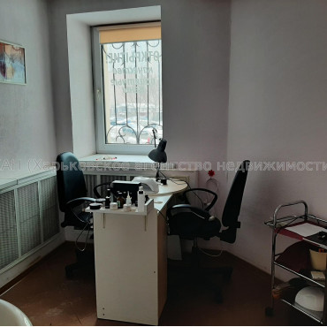 Продам нежитлову нерухомість, помещение свободного назначения , 8 кім., 104 м², капитальный ремонт 