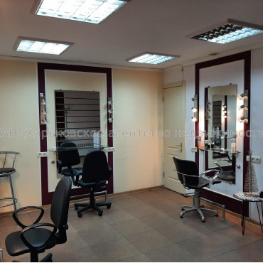 Продам нежитлову нерухомість, помещение свободного назначения , 8 кім., 104 м², капитальный ремонт 