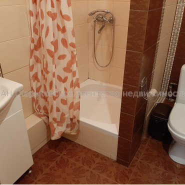 Продам нежитлову нерухомість, помещение свободного назначения , 8 кім., 104 м², капитальный ремонт 