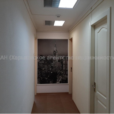 Продам нежитлову нерухомість, помещение свободного назначения , 8 кім., 104 м², капитальный ремонт 