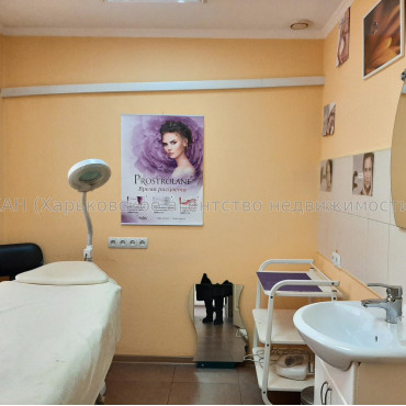 Продам нежитлову нерухомість, помещение свободного назначения , 8 кім., 104 м², капитальный ремонт 