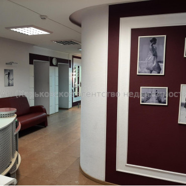 Продам нежитлову нерухомість, помещение свободного назначения , 8 кім., 104 м², капитальный ремонт 