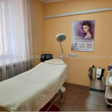 Продам нежитлову нерухомість, помещение свободного назначения , 8 кім., 104 м², капитальный ремонт 