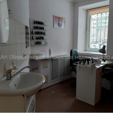 Продам нежитлову нерухомість, помещение свободного назначения , 8 кім., 104 м², капитальный ремонт 