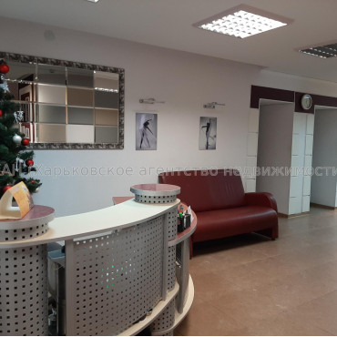 Продам нежитлову нерухомість, помещение свободного назначения , 8 кім., 104 м², капитальный ремонт 