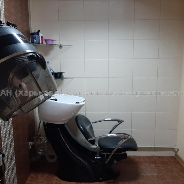 Продам нежитлову нерухомість, помещение свободного назначения , 8 кім., 104 м², капитальный ремонт 