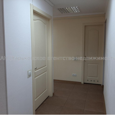 Продам нежитлову нерухомість, помещение свободного назначения , 8 кім., 104 м², капитальный ремонт 