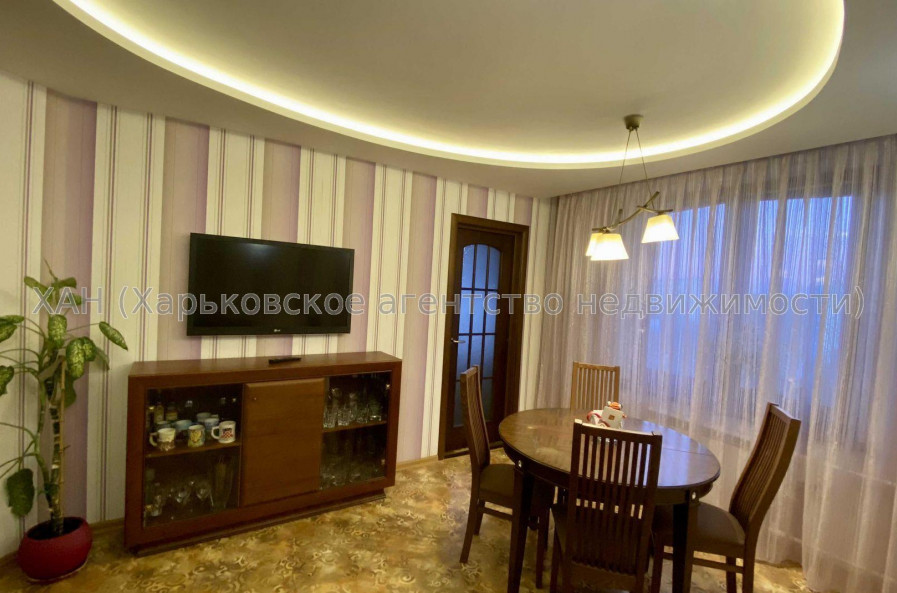 Продам квартиру, Победы просп. , 3  ком., 65 м², капитальный ремонт 