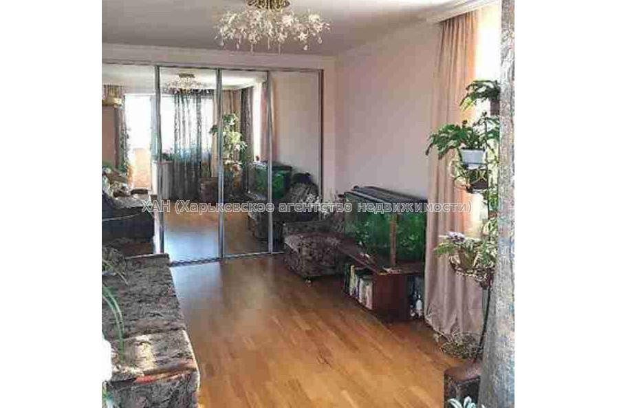 Продам квартиру, Новгородская ул. , 3  ком., 85 м², капитальный ремонт 