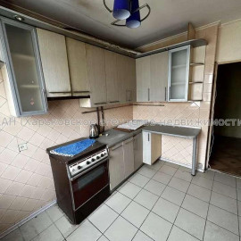 Продам квартиру, Метростроителей ул. , 3 кім., 74 м², частичный ремонт