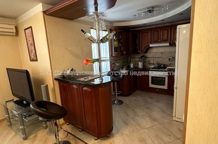 Продам квартиру, Харьковских Дивизий ул. , 3  ком., 60 м², капитальный ремонт 