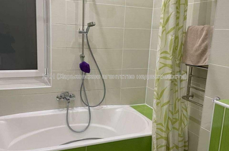 Продам квартиру, Евгения Енина ул. , 3 кім., 103 м², капитальный ремонт 
