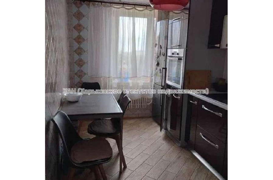 Продам квартиру, Николая Бажана ул. , 3 кім., 64 м², частичный ремонт 