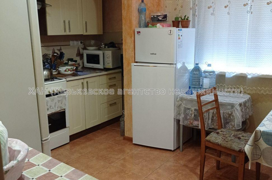 Продам квартиру, Амосова ул. , 3 кім., 69 м², капитальный ремонт 