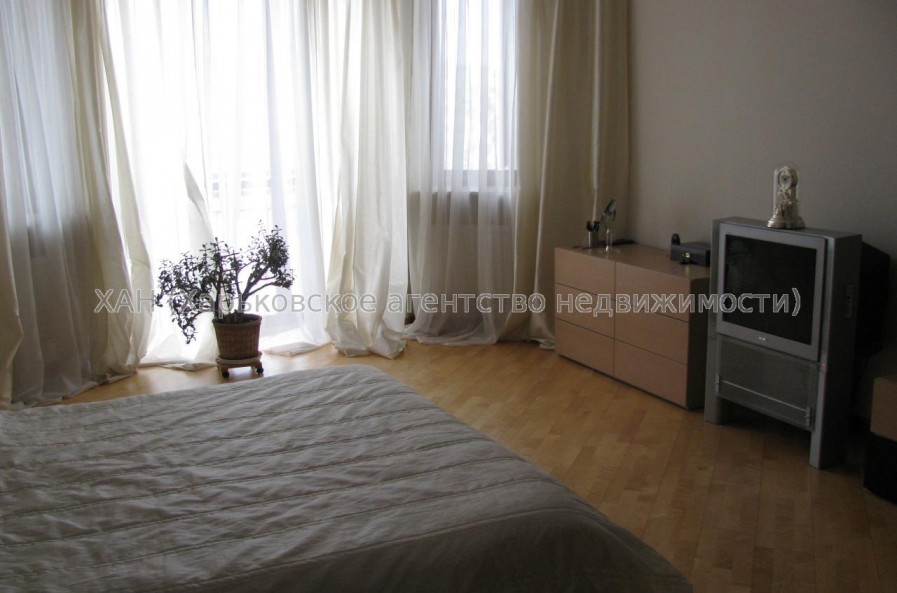 Продам квартиру, Космическая ул. , 5 кім., 220 м², евроремонт 