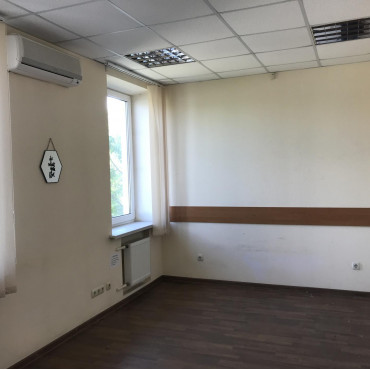 Сдам нежилую недвижимость, офис в офисном центре , 7  ком., 252 м², косметический ремонт 