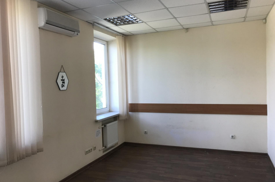 Сдам нежилую недвижимость, офис в офисном центре , 7  ком., 252 м², косметический ремонт 