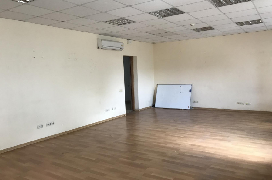 Сдам нежилую недвижимость, офис в офисном центре , 7  ком., 252 м², косметический ремонт 