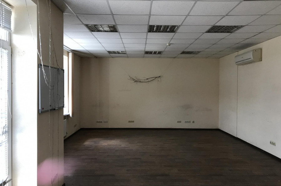 Сдам нежилую недвижимость, офис в офисном центре , 7  ком., 252 м², косметический ремонт 