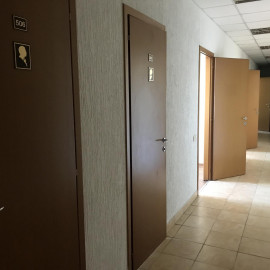 Сдам нежилую недвижимость, офис в офисном центре , 7  ком., 252 м², косметический ремонт