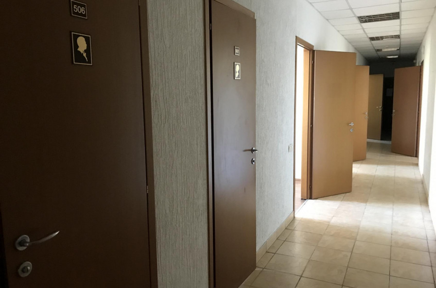 Сдам нежилую недвижимость, офис в офисном центре , 7  ком., 252 м², косметический ремонт 